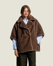 Afbeelding in Gallery-weergave laden, Alter Ego W837 ELIN FAUX MINK CAPE / Dark clay
