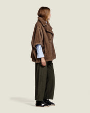Afbeelding in Gallery-weergave laden, Alter Ego W837 ELIN FAUX MINK CAPE / Dark clay

