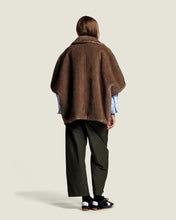 Afbeelding in Gallery-weergave laden, Alter Ego W837 ELIN FAUX MINK CAPE / Dark clay
