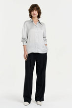 Afbeelding in Gallery-weergave laden, CHPTR-S ALDA BLOUSE BLOUSE - EXTRA BUTTON - /BLACK PINSTRIPE
