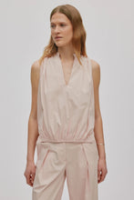 Afbeelding in Gallery-weergave laden, Rabens Saloner PAPERY SLEEVELESS BLOUSE - INGEBORG - more color options W26267101
