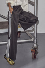 Afbeelding in Gallery-weergave laden, Haute L&#39;Amitié BAGGY TRACK PANTS - MORE COLOR OPTIONS
