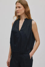 Afbeelding in Gallery-weergave laden, Rabens Saloner PAPERY SLEEVELESS BLOUSE - INGEBORG - more color options W26267101
