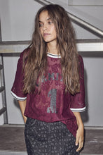 Afbeelding in Gallery-weergave laden, Haute L&#39;Amitié Sporty Lace Football Tee Amarone
