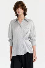 Afbeelding in Gallery-weergave laden, CHPTR-S ALDA BLOUSE BLOUSE - EXTRA BUTTON - /BLACK PINSTRIPE
