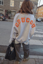 Afbeelding in Gallery-weergave laden, Coucou Joseph sweater - Grey with orange letters ONESIZE
