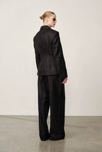 Afbeelding in Gallery-weergave laden, Herskind Sailor Wool Fitted Blazer - Black Pinstripe
