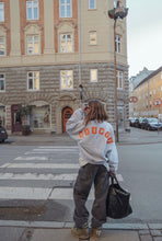 Afbeelding in Gallery-weergave laden, Coucou Joseph sweater - Grey with orange letters ONESIZE
