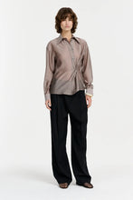 Afbeelding in Gallery-weergave laden, CHPTR-S Alda Blouse Extra Button Taupe
