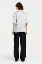 Afbeelding in Gallery-weergave laden, CHPTR-S ALDA BLOUSE BLOUSE - EXTRA BUTTON - /BLACK PINSTRIPE
