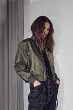 Afbeelding in Gallery-weergave laden, Haute L'Amitié Sally Crop Bomber Army HL10659

