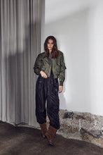 Afbeelding in Gallery-weergave laden, Haute L'Amitié Sally Crop Bomber Army HL10659
