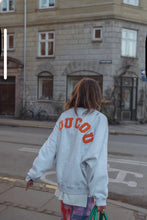 Afbeelding in Gallery-weergave laden, Coucou Joseph sweater - Grey with orange letters ONESIZE
