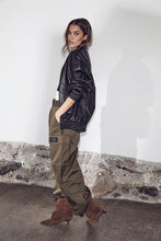 Afbeelding in Gallery-weergave laden, Haute L'Amitié Rabi Cargo Pocket Pant Army HL10705

