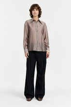 Afbeelding in Gallery-weergave laden, CHPTR-S Alda Blouse Extra Button Taupe
