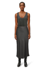 Afbeelding in Gallery-weergave laden, Drykorn NEVIDA SLIPS-SKIRT IN MAXILANGE IN SATIN 130065 1000
