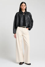 Afbeelding in Gallery-weergave laden, CHPTR-S ALY BLOUSE CROPPED BLOUSE / BLACK
