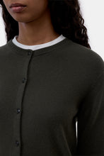 Afbeelding in Gallery-weergave laden, Closed C96913-99E-22 Crew neck cardigan long sleeve - more color options
