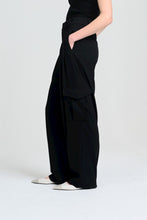 Afbeelding in Gallery-weergave laden, CHPTR-S Cargo Chic Pants Black

