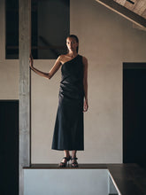 Afbeelding in Gallery-weergave laden, Rabens Saloner PAPERY ONE SHOULDER LONG DRESS - ARYANA W26267103 Black
