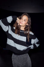 Afbeelding in Gallery-weergave laden, Haute L'Amitié HL10974 Darcia Stripe Crop Pocket Knit Black/Grey Mix
