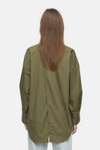 Afbeelding in Gallery-weergave laden, Closed Open Back Blouse  Industrial Green C94259-25Z-22

