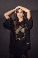 Afbeelding in Gallery-weergave laden, Haute L&#39;amitié Curvey Lace Tee Black
