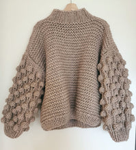 Afbeelding in Gallery-weergave laden, Kiro by Kim Turtle Neck Bubbles Sleeved Sweater Dark Sand
