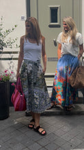 Afbeelding in Gallery-weergave laden, Farm Rio COUNTRYSIDE LANDSCAPE MULTICOLOR MIDI SKIRT Style #356485 | HIGH SUMMER 26
