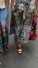 Afbeelding in Gallery-weergave laden, Farm Rio COUNTRYSIDE LANDSCAPE MULTICOLOR MIDI SKIRT Style #356485 | HIGH SUMMER 26
