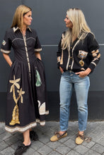 Afbeelding in Gallery-weergave laden, Farm Rio VINTAGE SOUVENIRS BLACK MIDI DRESS 26092 362560
