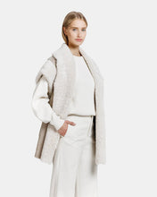 Afbeelding in Gallery-weergave laden, Alter Ego Cheryl Oversized Real Sheep Shearling Gilet Milk
