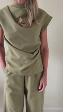 Video laden en afspelen in Gallery-weergave, RABENS SALONER Jinda Pale Khaki W26104101

