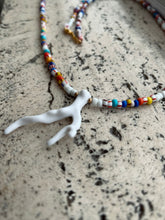Afbeelding in Gallery-weergave laden, Jewels By SJ Necklace Multi bead White Coral Tranch 59.95
