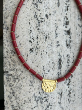Afbeelding in Gallery-weergave laden, Jewels By SJ Necklace red Compressed Coral and Goldfilled Medaillon 69.95
