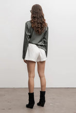 Afbeelding in Gallery-weergave laden, Ahlvar Gallery Kelly V-neck Blouse Military Green 9756-29
