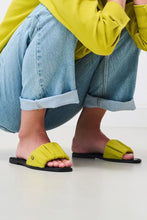 Afbeelding in Gallery-weergave laden, CHPTR-S Matching Slippers Bright Yellow
